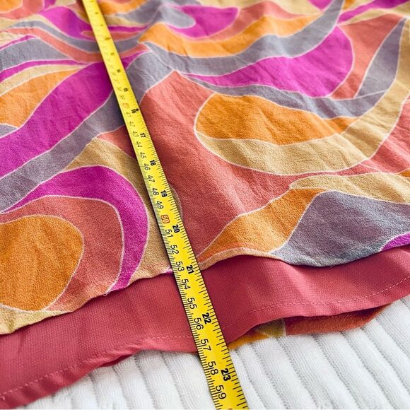 VTG Y2K Retro 100% Silk Abstract Print Top Flutter Sleeves Wavy Hem Size… - Picture 11 of 11